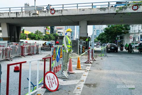 Biển cảnh báo đặt tại lối vào công trường. Ảnh: T.Anh