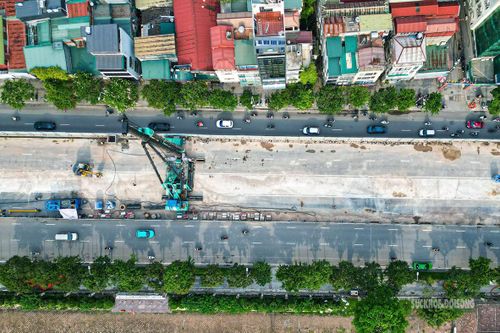 Máy móc hoạt động trong phạm vi rào chắn. Ảnh: T.Anh