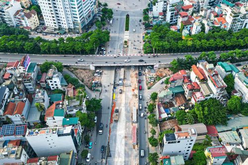 Rào chắn được bố trí dưới cầu vượt Văn Cao. Ảnh: T.Anh