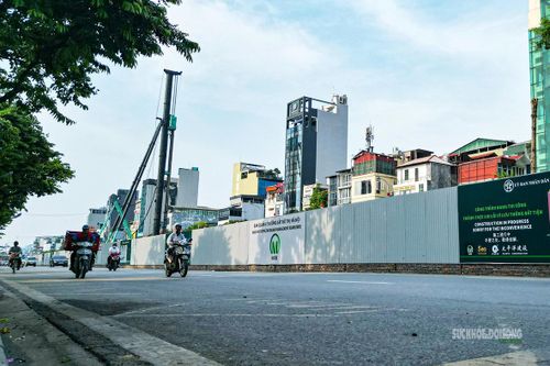Tuyến đường vẫn duy trì giao thông hai bên. Ảnh: T.Anh