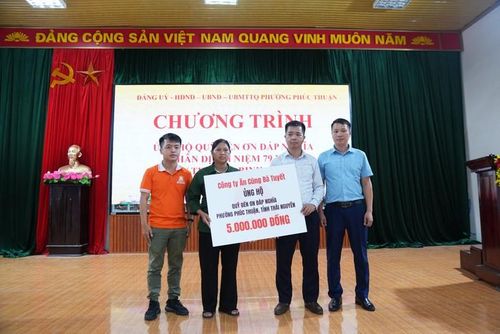 Đại diện Công ty Ăn cùng Bà Tuyết trao 5 triệu đồng ủng hộ Quỹ Đền ơn đáp nghĩa phường Phúc Thuận, tỉnh Thái Nguyên.