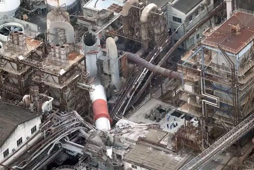 Ống khói bị sập tại một nhà máy ở Yatsushiro. Ảnh: Kyodo News/AP