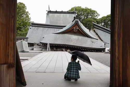Những ngôi nhà bị hư hại tại đền Yatsuhiro một ngày sau trận động đất. Ảnh: Kyodo News/AP
