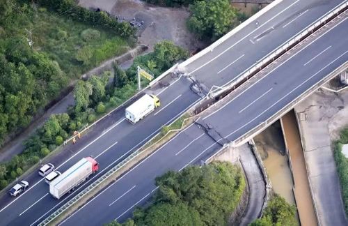 Một tuyến đường bị hư hại do động đất. Ảnh: Kyodo News/Reuters