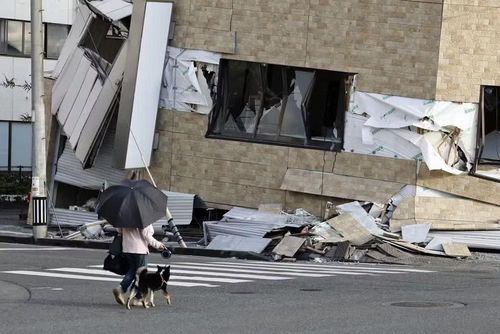Tòa nhà bị hư hại do động đất. Ảnh: Kyodo News/AP