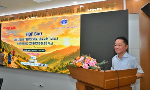 TS Vũ Hoài Nam - Tổng Biên tập Báo Pháp luật Việt Nam phát biểu tại họp báo.