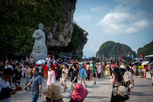  Du khách quốc tế tham quan đảo Ti Tốp, nơi đặt tượng đài nhà du hành vũ trụ Liên Xô Gherman Stepanovich Titov. Ảnh: Đinh Hà.