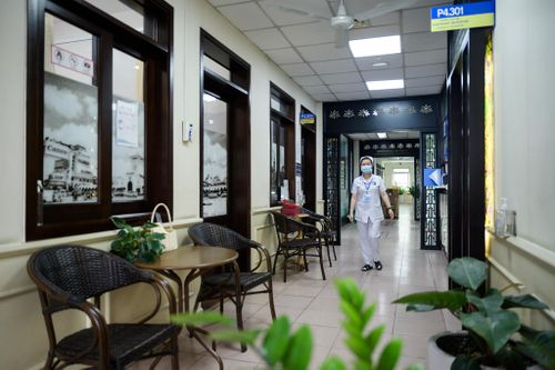  Hành lang dẫn vào khu trị liệu được thiết kế thông thoáng với nhiều cây xanh và khu vực nghỉ chân. Vào các khung giờ cao điểm, khu vực này luôn ghi nhận lượng lớn người bệnh qua lại chờ đến lượt. 
