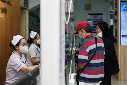 Ghi nhận của Tri Thức - Znews, ngay từ đầu giờ sáng, khu vực chờ tại Bệnh viện Y học cổ truyền TP.HCM đã đông người bệnh. Hàng chục người ngồi đợi đến lượt thực hiện xoa bóp bấm huyệt theo lịch hẹn hoặc chỉ định của bác sĩ. 