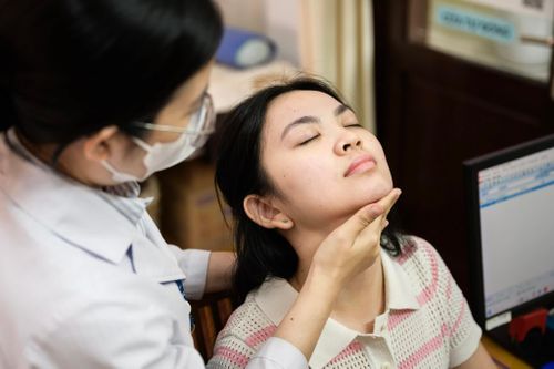  Trước khi đến bệnh viện, chị Phương Uyên (25 tuổi, TP.HCM) thường xuyên bị đau và nặng trĩu ở hai vai, gây khó chịu trong sinh hoạt. Sau buổi trị liệu đầu tiên, chị đã cảm nhận rõ các khối cơ được thả lỏng, cơ thể nhẹ nhàng hơn hẳn và các cử động trở nên linh hoạt hơn. 