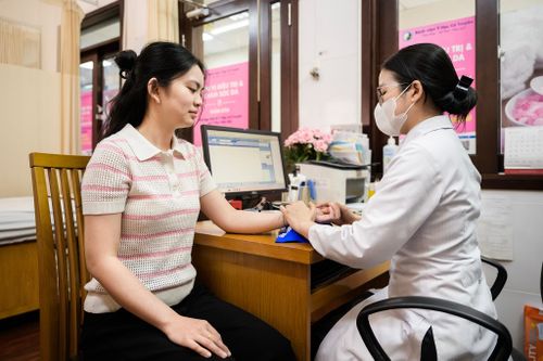  Người đến điều trị thuộc nhiều độ tuổi, từ người trẻ làm việc văn phòng đến người cao tuổi mắc bệnh lý cơ xương khớp. Các vấn đề thường gặp gồm đau vai gáy, đau lưng, thoái hóa cột sống, mất ngủ và căng thẳng kéo dài. 