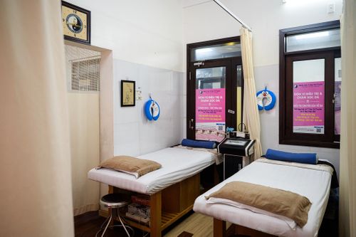  Các phòng điều trị tại bệnh viện không gian khá nhỏ nhưng được bố trí riêng tư, yên tĩnh, đảm bảo điều kiện cho kỹ thuật viên thực hiện các thao tác tỉ mỉ, đúng kỹ thuật. 