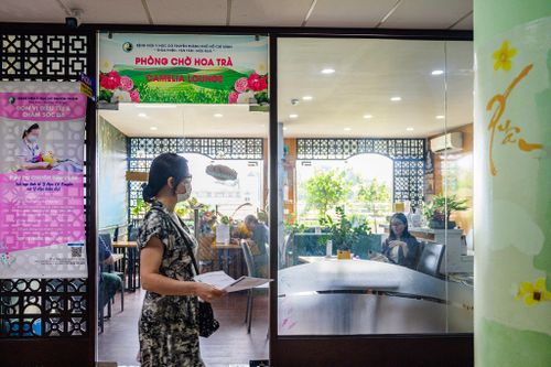  Bệnh viện bố trí riêng khu vực chờ cho người bệnh với trà thảo mộc và âm nhạc thư giãn. Hiện dịch vụ xoa bóp bấm huyệt tại Bệnh viện Y học cổ truyền TP.HCM có giá 150.000 đồng cho mỗi lượt trị liệu khoảng 20 phút. Dù đây là phương pháp thư giãn phổ biến, các bác sĩ vẫn lưu ý người dân nên thực hiện tại các cơ sở y tế chuyên khoa để được thăm khám, chỉ định đúng và đảm bảo an toàn. 