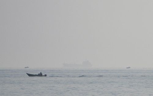  Các tàu thuyền tại eo biển Hormuz, nhìn từ Musandam, Oman, ngày 28/7. Ảnh: Reuters. 