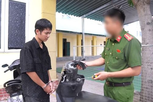  Đối tượng Hùng cùng tang vật vụ án. 