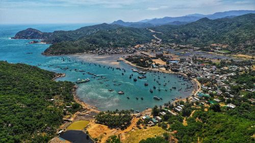  Vịnh Vĩnh Hy nhìn từ trên cao. Ảnh: Hoàng Hà, Thanh Duy. 