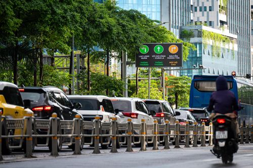  Theo Phòng Cảnh sát giao thông (CSGT) Công an TP. Hà Nội, toàn bộ thông tin hiển thị trên hệ thống màn hình LED được truyền trực tiếp từ Trung tâm Điều khiển giao thông. Tại đây, cán bộ, chiến sĩ CSGT theo dõi diễn biến giao thông theo thời gian thực qua hệ thống gần 5.000 camera AI, phân tích dữ liệu, đánh giá tình hình, kịp thời phát cảnh báo, thông tin phân luồng hoặc hướng dẫn lộ trình đến từng màn hình trên các tuyến đường. Hình ảnh tại nút giao Võ Chí Công - Nguyễn Hoàng Tôn lúc 16h chiều 28/7. 