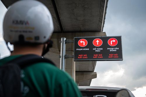  So với thời gian đầu triển khai, phần thông tin hiển thị trên màn hình LED đã được tối giản hơn, các biểu tượng cảnh báo và phông chữ đã được phóng to để người tham gia giao thông nhanh chóng quan sát, sớm nắm bắt thông tin phân luồng, tình hình giao thông hoặc hướng dẫn lộ trình. 