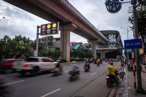  Màn hình LED điện tử liên tục cập nhật tình hình giao thông theo thời gian thực, hiển thị thông tin về các tuyến đường phía trước và khu vực lân cận trên đường Quang Trung (phường Hà Đông). 