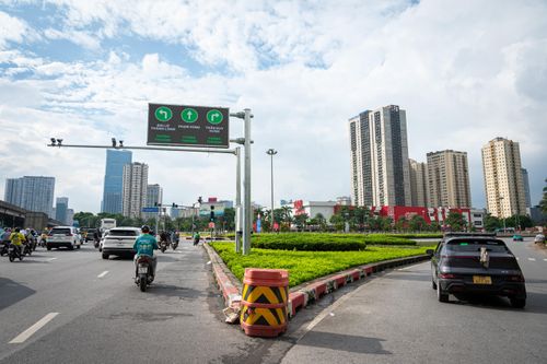  Sau gần 2 tuần hoạt động, hệ thống 36 màn hình LED điện tử kết nối với Trung tâm Điều khiển giao thông bước đầu phát huy hiệu quả, trở thành kênh thông tin trực quan giúp người dân chủ động lựa chọn lộ trình, góp phần giảm áp lực giao thông và nâng cao hiệu quả điều hành trên địa bàn Thủ đô. Hình ảnh tại nút giao Trần Duy Hưng - Khuất Duy Tiến lúc 15h30 chiều 28/7. 