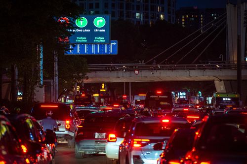  Tuy nhiên, một số màn hình LED lắp đặt tại vị trí chưa thuận tiện, bị bóng cây che khuất khiến người đi đường khó quan sát. Hình ảnh tại khu vực Ngã tư Sở lúc 19h tối 28/7. 