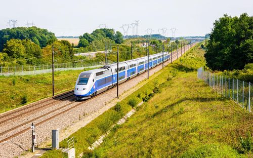  Một đoàn tàu thuộc tuyến đường sắt tốc độ cao Paris - Lyon của Pháp. Ảnh: Olrat. 