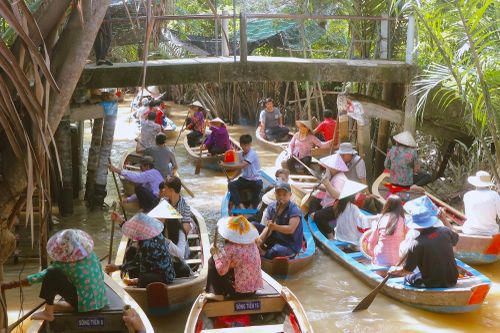  Cảnh xuồng chở khách đông đúc trên rạch Bà Ngoạn ngày 18/7. Ảnh: Trúc Hồ. 