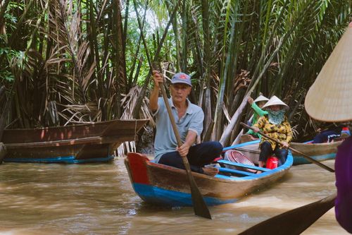  Hoạt động chèo xuồng ba lá chở khách trên rạch Bà Ngoạn ở cồn Thới Sơn. Ảnh: Trúc Hồ. 