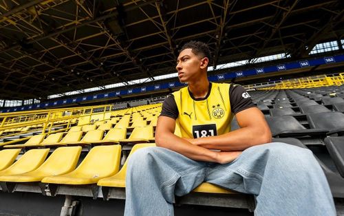  Việc cầu thủ trẻ chuyển đến Dortmund cũng tạo ra cuộc tranh luận lớn. Nhiều người cho rằng Jobe chỉ đơn giản đi theo con đường Jude từng trải qua. Trong cuộc phỏng vấn với DAZN, cầu thủ 20 tuổi cho biết hiểu những nghi ngờ đó, nhưng không để tâm. “Tôi không quá bận tâm mọi người nghĩ gì, nhưng tôi hiểu điều đó có thể khiến một số người thấy mâu thuẫn”, Jobe nói. Tiền vệ người Anh cũng khẳng định sự nghiệp của mình khác với Jude. Theo anh, Dortmund là môi trường phù hợp cho nhiều tài năng trẻ, không riêng anh em nhà Bellingham. Cầu thủ trẻ cho biết sẽ hối tiếc nếu lựa chọn CLB khác chỉ vì Jude từng chơi ở đây. 