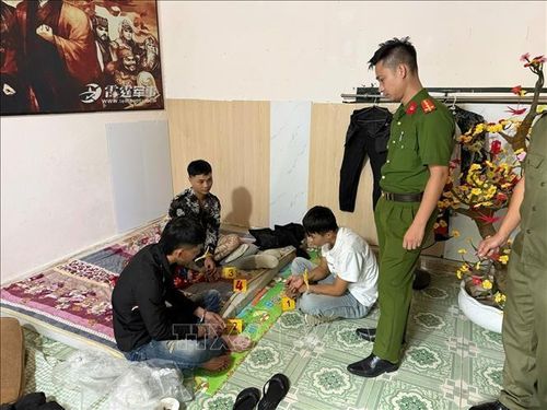  Hiện trường các đối tượng sử dụng trái phép chất ma túy tại nhà trọ thuộc Khu công nghiệp Đông Phố Mới, phường Lào Cai. Ảnh: TTXVN. 