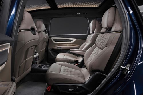 Khách hàng có thể nâng cấp tùy chọn ghế trước Sports Seat Plus với chức năng thông gió và massage, bên cạnh việc chuyển đổi giữa cấu hình 7 chỗ tiêu chuẩn sang cấu hình 6 chỗ với hàng ghế thứ hai thương gia điều khiển điện.