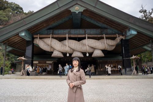  Marie Kondo, nữ tác giả sách và nhà tư vấn sắp xếp nội thất người Nhật Bản, chụp ảnh trước đền thờ Izumo Taisha, tỉnh Shimane, Nhật Bản. Ảnh: Marie Kondo. 