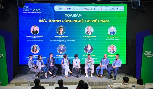 Các diễn giả chia sẻ tại phiên toàn thể. Ảnh: Nhật Tường.