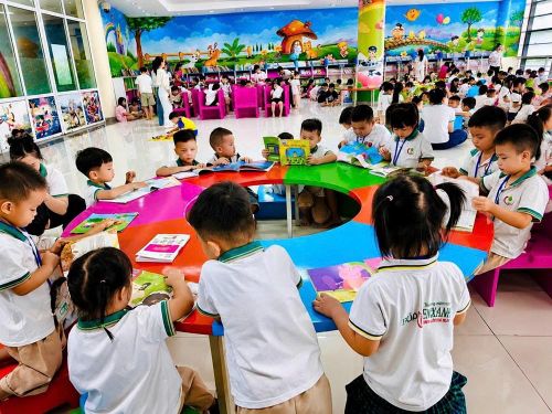 Các em nhỏ hào hứng khám phá những cuốn sách tại Phòng đọc Thiếu nhi