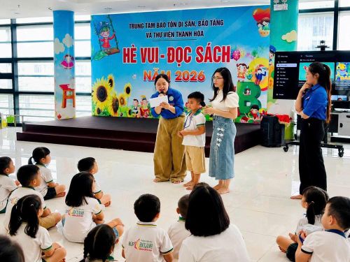 Các em tham gia giao lưu, đọc sách và trải nghiệm những hoạt động bổ ích tại thư viện