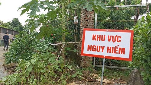 Các vị trí có sụt, lún, nứt được UBND xã Thanh Sơn chăng dây, cắm biển cảnh báo người dân