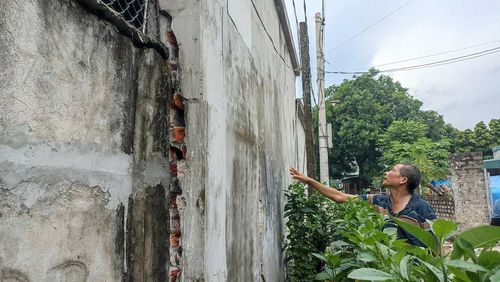 Vị trí tường nhà dân bị nứt, gãy với vết nứt khá rộng đã ảnh hưởng đến kết cấu chịu lực và khả năng đảm bảo an toàn của tường
