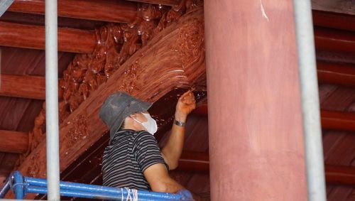 Thi công tu bổ di tích tại khu di sản Hoàng cung Huế. Ảnh: S.Thùy