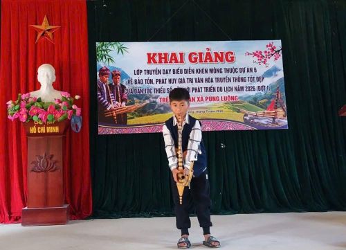 Học viên nhí thôn Làng Sang say mê thể hiện kỹ thuật thổi khèn ngay tại lớp tập huấn