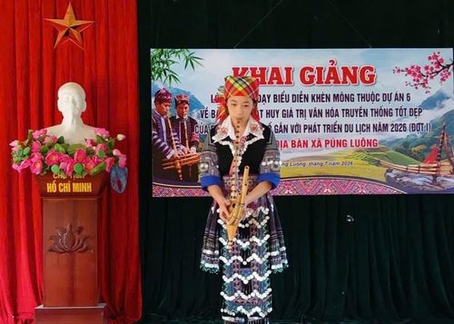 Học viên trình diễn Khèn Mông tại lớp tập huấn truyền dạy nghệ thuật biểu diễn Khèn Mông xã Púng Luông
