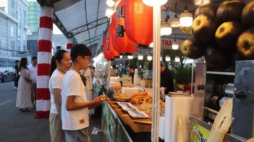 Du khách lựa chọn các món nướng và ăn vặt đa dạng tại gian hàng ẩm thực. Ảnh: Nguyễn Hằng - TTXVN