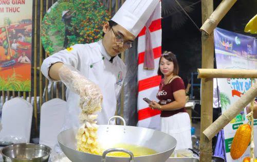 Đầu bếp biểu diễn kỹ thuật chế biến món ăn tạo điểm nhấn trải nghiệm cho khách tham quan. Ảnh: Nguyễn Hằng - TTXVN