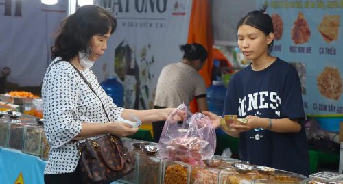 Mua bán đặc sản địa phương góp phần gia tăng giá trị tiêu dùng và quảng bá nông sản vùng miền. Ảnh: Nguyễn Hằng - TTXVN