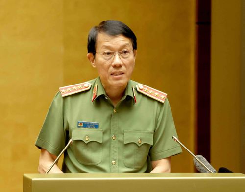 Đồng chí Lương Tam Quang, Ủy viên Bộ Chính trị, Bộ trưởng Bộ Công an giới thiệu hai Chuyên đề: “Nghị quyết về xây dựng xã hội kỷ cương, an toàn, văn minh, hài hòa, phát triển” và “Nghị quyết về Chiến lược An ninh quốc gia” tại Hội nghị toàn quốc quán triệt, triển khai thực hiện Nghị quyết Trung ương III, khóa XIV . Ảnh: Phương Hoa - TTXVN