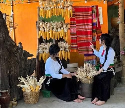 Thiếu nữ dân tộc Mường giới thiệu về văn hóa Mường trong sản phẩm du lịch mới ra đời ở Mường Cốc, xã Mỹ Đức, Hà Nội.