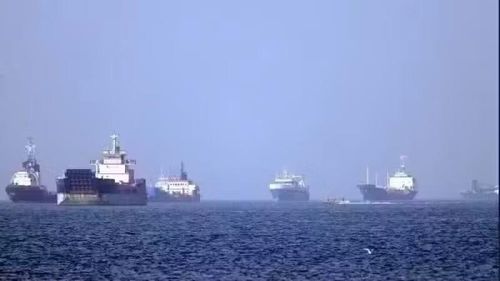 Tàu thuyền vận chuyển trên Eo biển Hormuz. (Ảnh: THX/TTXVN)