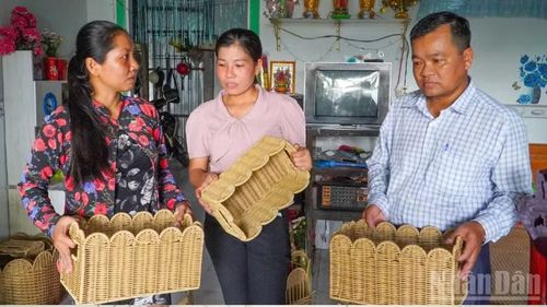 Lãnh đạo địa phương đến thăm hỏi và động viên gia đình chị Mai Thị Kim Phụng.