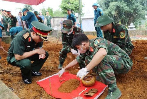 Các lực lượng tham gia khai quật, cất bốc hài cốt liệt sĩ.
