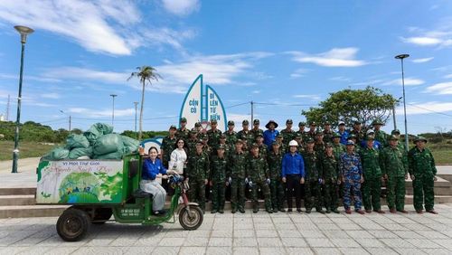Ủy ban nhân dân đặc khu Cồn Cỏ phát động chiến dịch "Cồn Cỏ giữ biển, mình giữ ý thức" nhằm chung tay bảo vệ môi trường biển. (Ảnh: WWF Việt Nam)