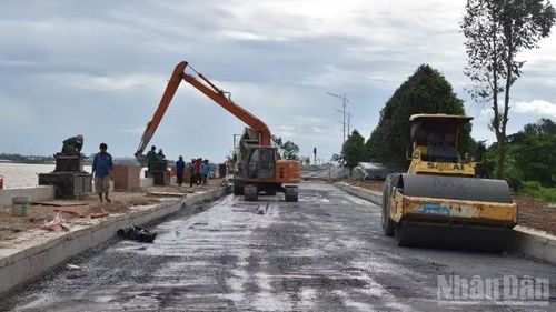 Các đơn vị thi công tập trung nhân lực, vật lực đẩy nhanh tiến độ dự án.